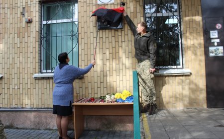 У Іванківській громаді відкрили меморіальну дошку підполковнику Олександру Кролау